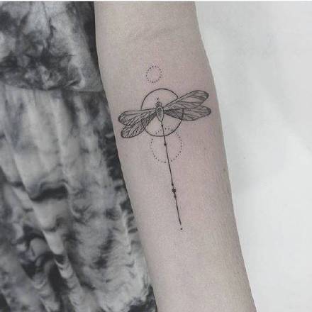 蜻蜓纹身 9款小清新的黑灰色蜻蜓线条纹身图案