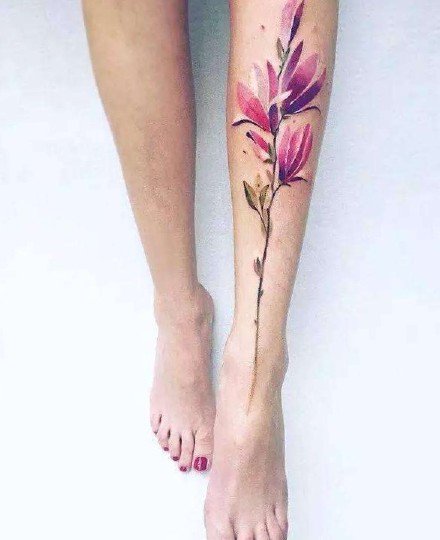 脊椎纹身 女生后背脊柱处唯美感觉的纹身图片