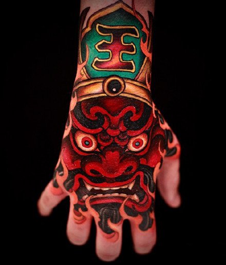 手背传统纹身 9张大胆浓郁的传统唐狮等手背纹身图案