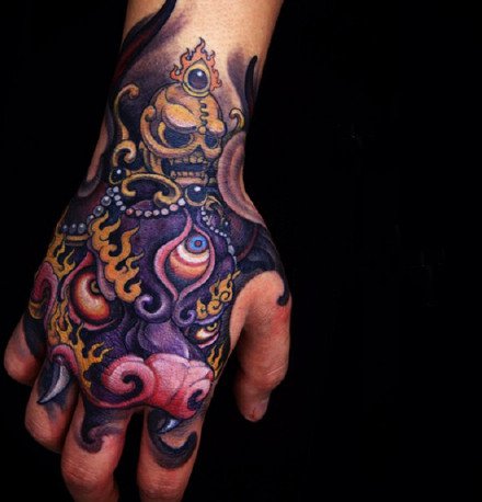 手背传统纹身 9张大胆浓郁的传统唐狮等手背纹身图案