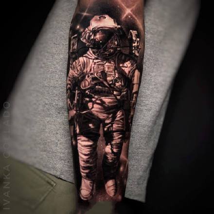 手臂上的一组黑灰色的写实纹身作品