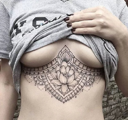 性感胸部纹身 9款女生别致优雅的胸下梵花纹身图案