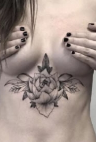 性感胸部纹身 9款女生别致优雅的胸下梵花纹身图案