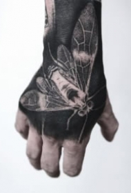 黑色手背纹身 手背上深黑色的纹身作品欣赏
