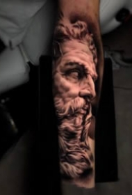 手臂上的一组黑灰色的写实纹身作品