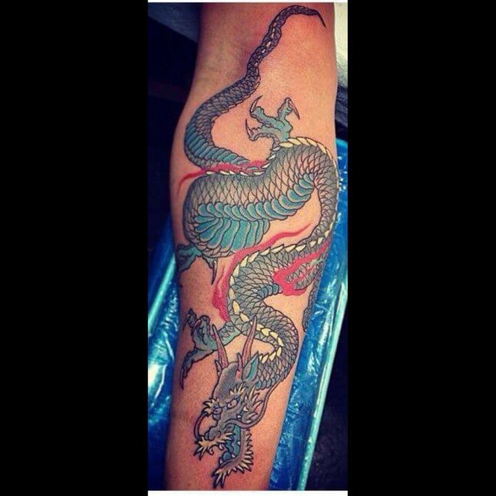 龙纹身图案 10张彩绘或黑灰的龙纹身图案