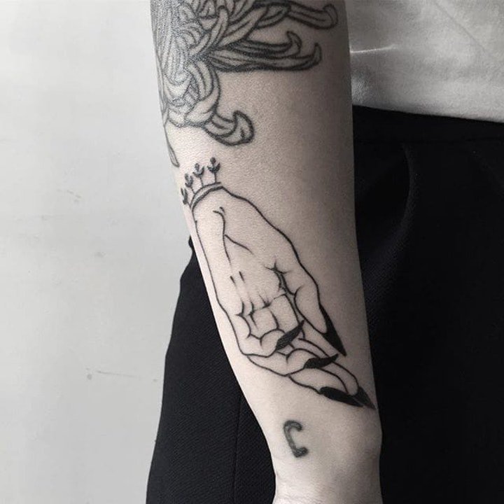 手势纹身图案 各种各样黑灰色调的手势纹身图案