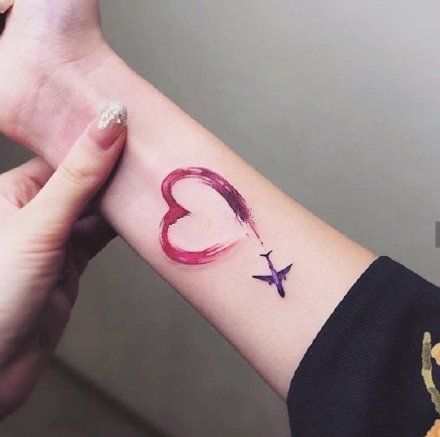 小飞机纹身 极简旅行主题的地图和小飞机纹身图案