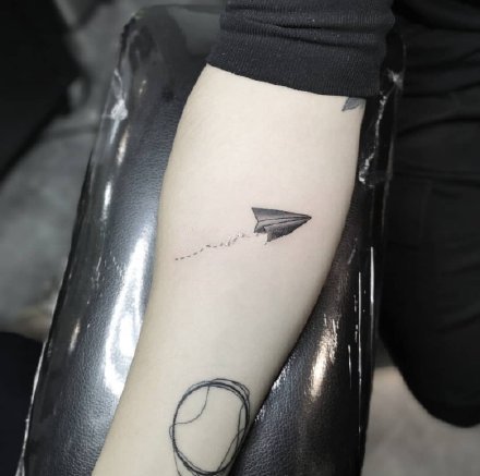 小飞机纹身 极简旅行主题的地图和小飞机纹身图案