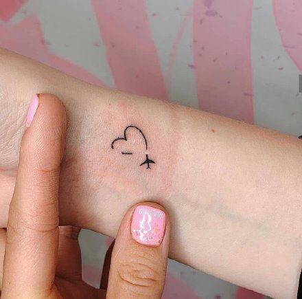 小飞机纹身 极简旅行主题的地图和小飞机纹身图案