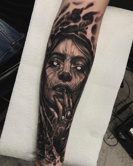 包臂女郎纹身  黑灰色的9款包臂女郎纹身作品图片