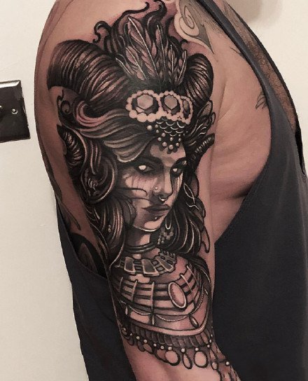 包臂女郎纹身  黑灰色的9款包臂女郎纹身作品图片