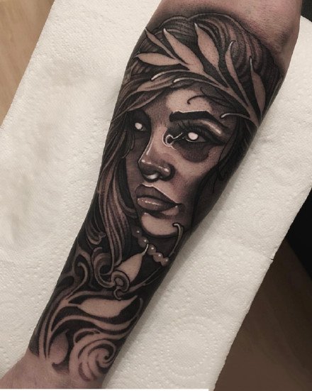 包臂女郎纹身  黑灰色的9款包臂女郎纹身作品图片