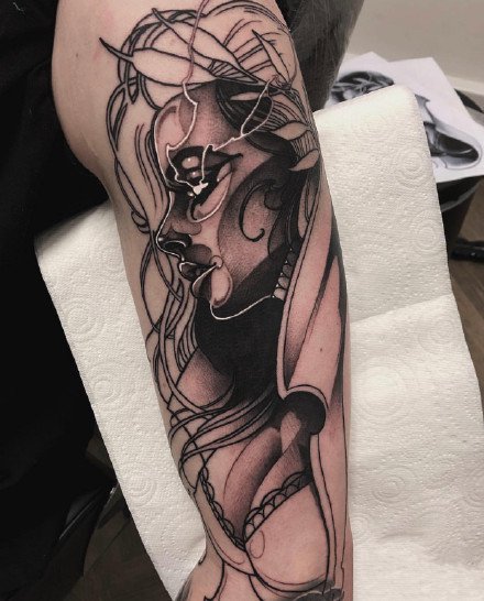 包臂女郎纹身  黑灰色的9款包臂女郎纹身作品图片