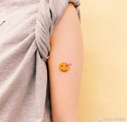 水果小纹身  可爱的一组极简小水果的纹身图片