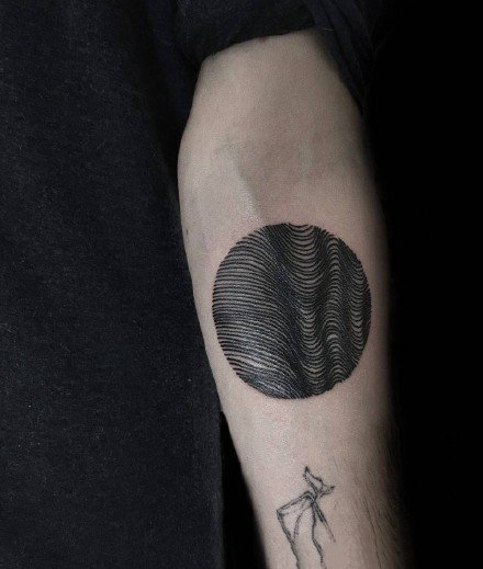 黑色线条组成的一组几何纹身图片