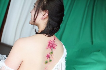 女生的一组粉色系小花花纹身图片