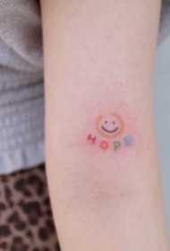 18张极简风格的小纹身图片