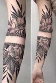 女性各部位的9款黑灰色素花纹身图片
