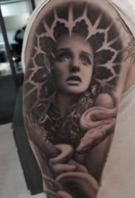 欧美包臂的超写实人像纹身图案
