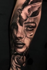 欧美包小臂的一组黑灰纹身作品图