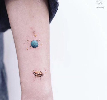 极简风格的9张创意唯美小纹身图案