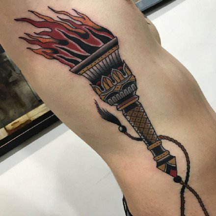 火炬纹身 9张漂亮的包手臂火炬纹身图案