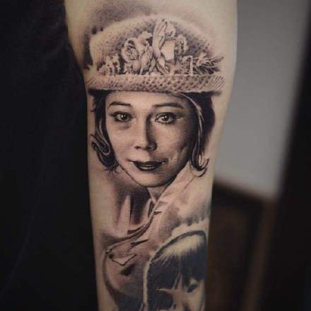 很逼真的一组素描写实人像纹身图案