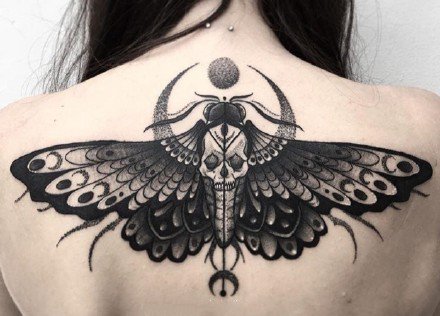 暗黑school风格的骷髅飞蛾纹身图片