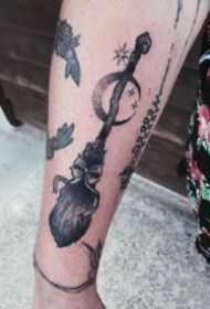 魔法主题的一组扫帚扫把纹身图案