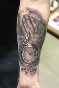 牵手纹身 象征父爱母爱的大手牵小手纹身作品缩略频道推荐图