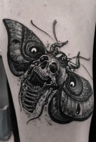 暗黑school风格的骷髅飞蛾纹身图片