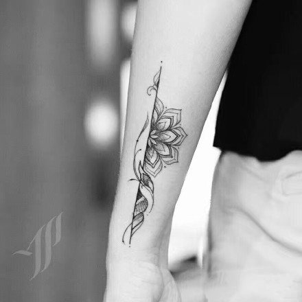 9张小清新的黑灰色小臂手腕梵花纹身图案