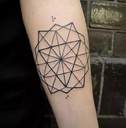 几何纹身：27款几何图形主题的纹身图案和手稿