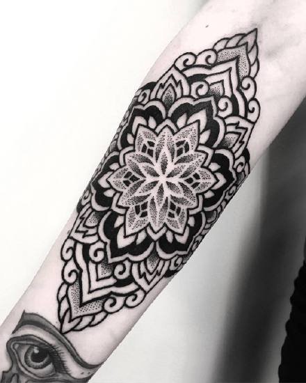 小臂梵花纹身：小臂位置的9张点刺梵花纹身图案