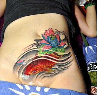性感腰部的鲤鱼刺青图案