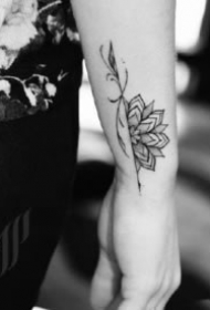 9张小清新的黑灰色小臂手腕梵花纹身图案