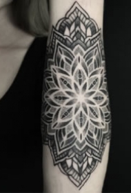 小臂梵花纹身：小臂位置的9张点刺梵花纹身图案