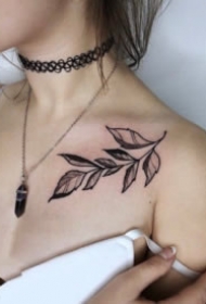 女生颈部小清新的项链纹身作品欣赏