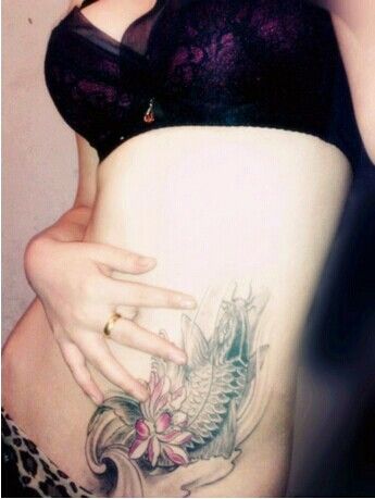 腹部红色鲤鱼精美纹身