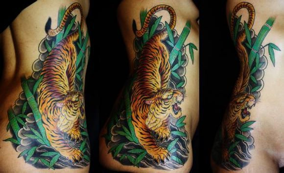 腰侧竹林中的下山虎纹身图案