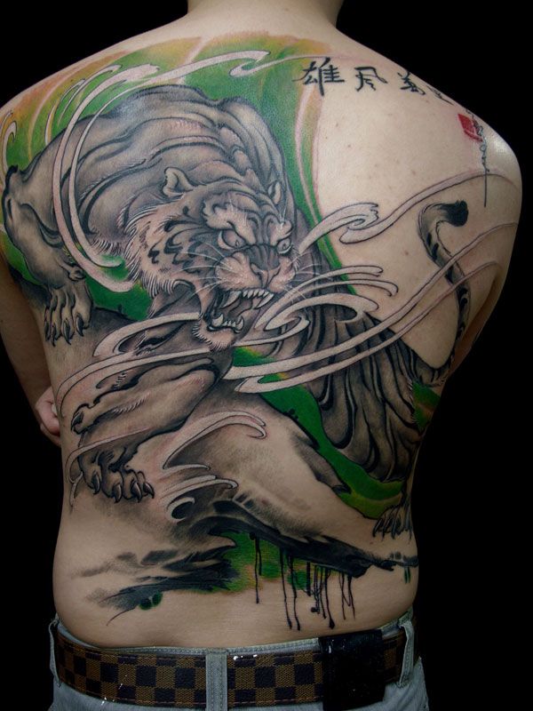 满背下山虎纹身