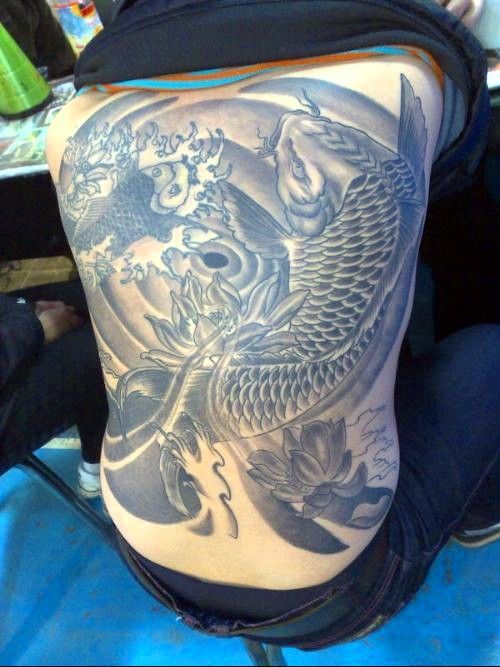 满背帅气鲤鱼纹身图案大全