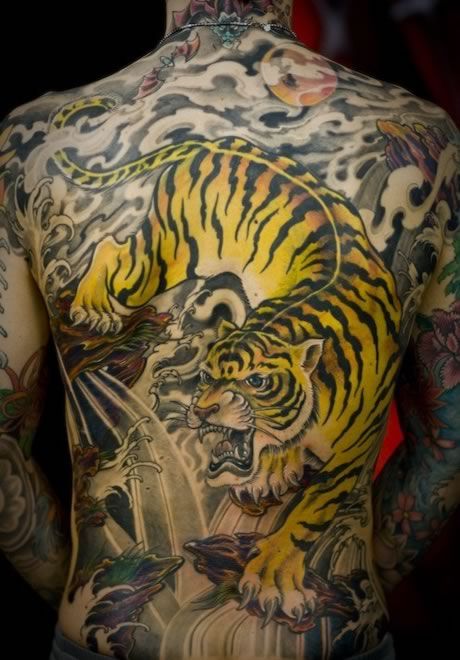 猛男满背3D下山虎彩色纹身图案