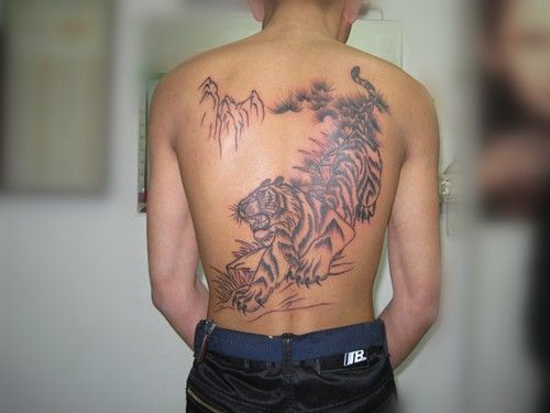 霸气十足的下山虎背部纹身