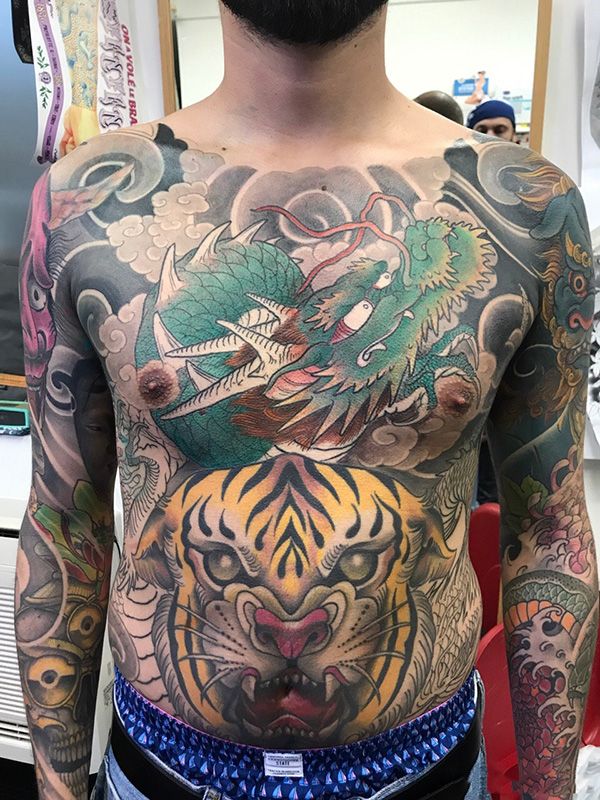 龙吟虎啸，满胸神龙与老虎彩绘纹身