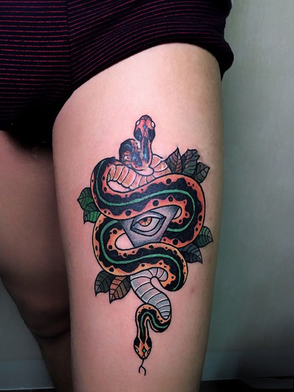 毒蛇之眼，大腿个性蛇彩绘纹身