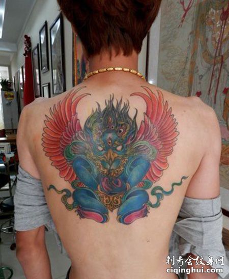 背部彩色大鹏鸟纹身图片