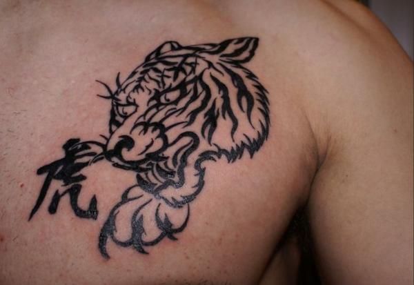 胸前的老虎头纹身图案