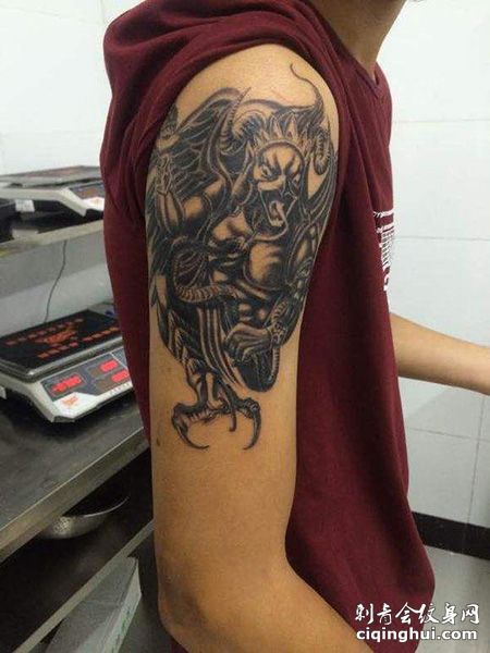 大臂个性大鹏鸟纹身图片